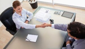 cómo contratar a tu primer empleado